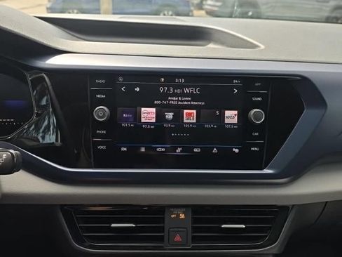 Used 2023 Volkswagen Taos SE w/ Panoramic Sunroof Package FWD image 9