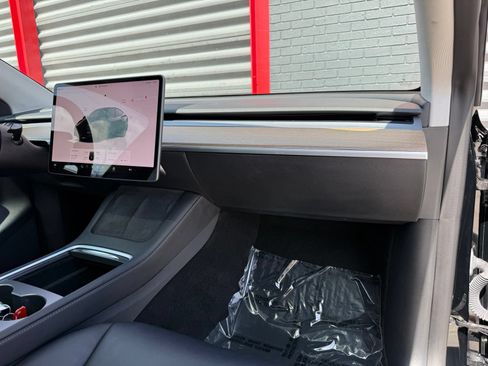 Used 2023 Tesla Model Y Performance AWD/4WD image 18