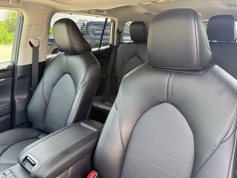 Used 2025 Toyota Highlander XLE FWD image 12