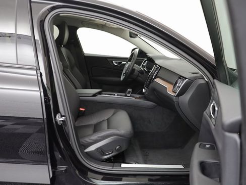 Used 2025 Volvo V60 B5 Cross Country Plus image 18