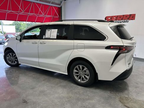 Used 2026 Toyota Sienna XLE FWD image 6