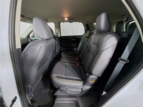 Used 2025 Nissan Pathfinder SL AWD/4WD image 21