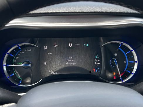 Used 2022 Chrysler Pacifica Limited w/ Uconnect Theater Family Group FWD image 25