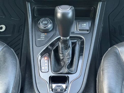 Used 2019 Jeep Cherokee Limited w/ Technology Group AWD/4WD image 15