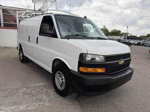 Used 2021 Chevrolet Express 3500 w/ Driver Convenience Package RWD image 4