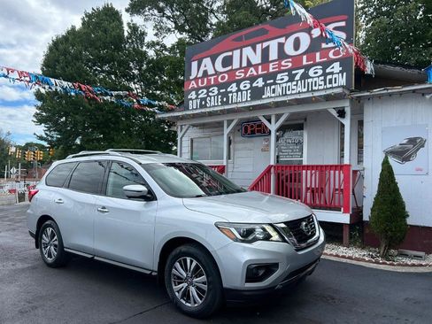 Used 2018 Nissan Pathfinder SL image 2