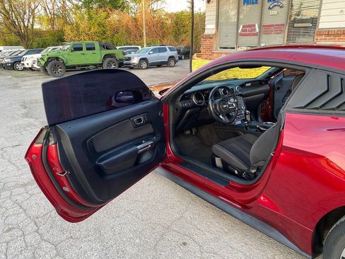 Used 2018 Ford Mustang Coupe image 9