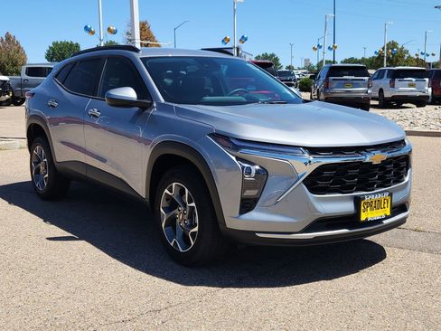 Used 2024 Chevrolet Trax LT image 2