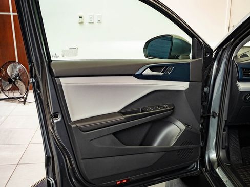 Used 2024 Volkswagen Taos SE image 25