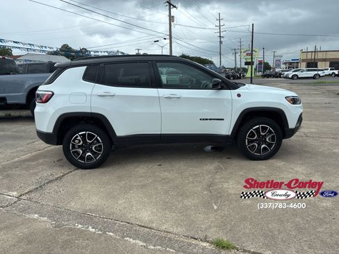 Used 2025 Jeep Compass Trailhawk AWD/4WD image 23