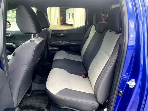 Used 2022 Toyota Tacoma TRD Off-Road image 12