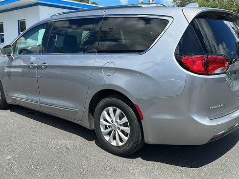 Used 2019 Chrysler Pacifica Touring-L FWD image 12