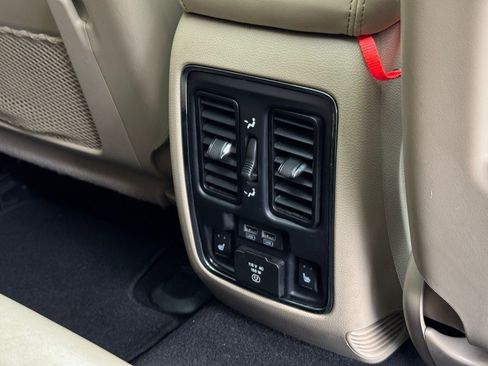 Used 2019 Jeep Grand Cherokee Limited w/ Luxury Group II image 36