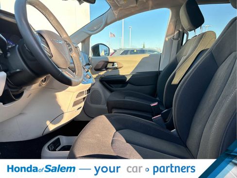 Used 2023 Chrysler Voyager LX image 2