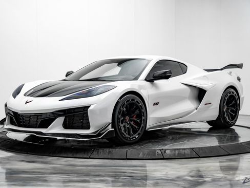 Used 2023 Chevrolet Corvette Z06 w/ Z07 Performance Package image 3