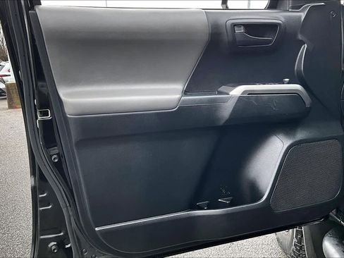 Used 2017 Toyota Tacoma SR5 w/ SR5 Appearance Package (SM) image 21