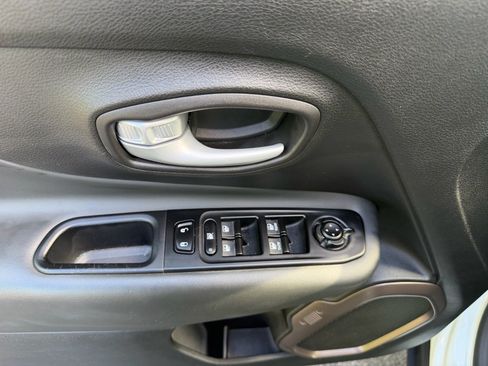 Used 2023 Jeep Renegade Latitude AWD/4WD image 23