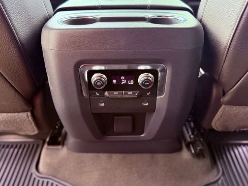 Used 2024 GMC Yukon XL Denali image 32