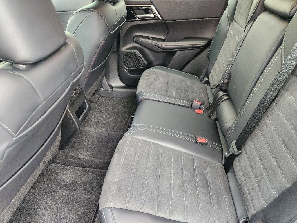 Used 2024 Mitsubishi Outlander SE Black Edition FWD image 30