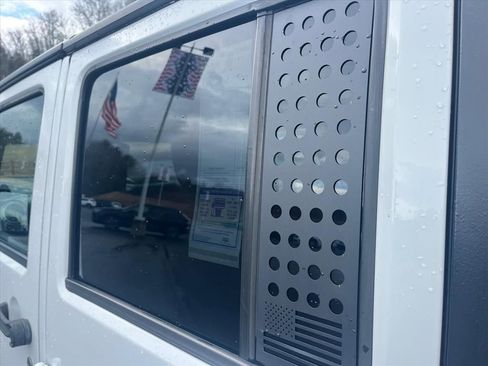 Used 2012 Jeep Wrangler Unlimited Sahara w/ Connectivity Group image 33