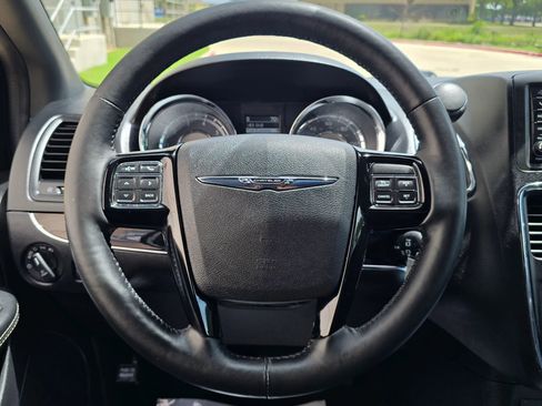Used 2015 Chrysler Town & Country S w/ Driver Convenience Group FWD image 28
