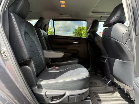 Used 2023 Toyota Highlander XLE AWD/4WD image 18