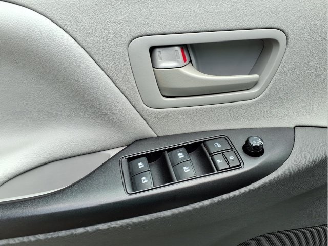 Used 2020 Toyota Sienna L FWD image 11