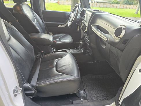 Used 2014 Jeep Wrangler Unlimited Sahara image 13