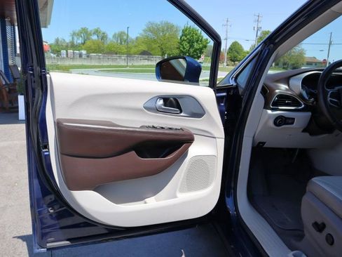Used 2017 Chrysler Pacifica Touring-L Plus FWD image 15