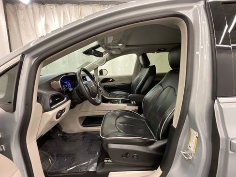 Used 2023 Chrysler Pacifica Limited FWD image 10