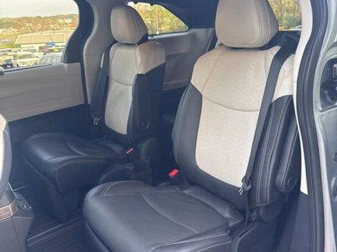 Used 2025 Toyota Sienna Platinum image 11
