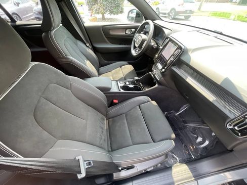 Used 2025 Volvo XC40 B5 Plus AWD/4WD image 16