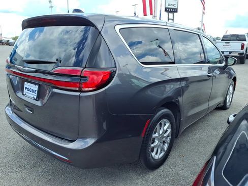 Used 2023 Chrysler Pacifica Touring-L FWD image 2