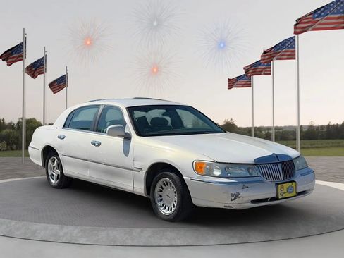Used 2001 Lincoln Town Car Cartier RWD image 1