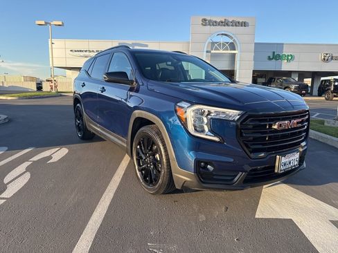 Used 2023 GMC Terrain SLT w/ Infotainment Package II image 2
