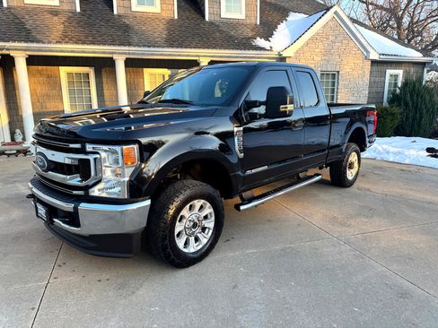 Used 2020 Ford F350 XLT w/ FX4 Off-Road Package image 2