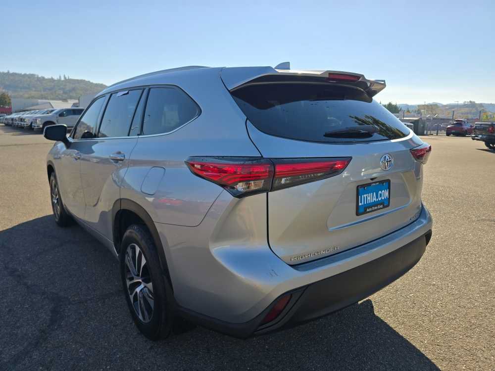 Used 2022 Toyota Highlander XLE AWD/4WD image 3