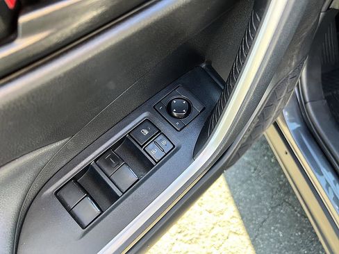 Used 2022 Toyota RAV4 LE AWD/4WD image 10