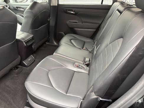 Used 2023 Toyota Highlander XLE AWD/4WD image 25