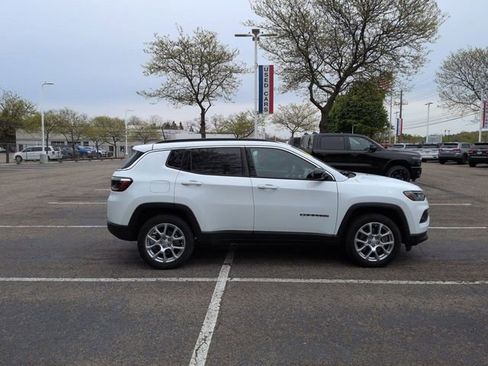 Used 2024 Jeep Compass Latitude AWD/4WD image 2