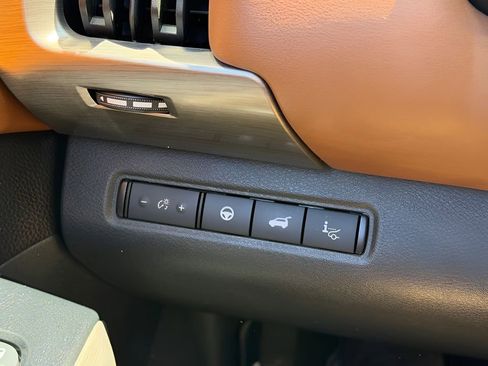 Used 2023 Nissan Pathfinder Platinum w/ Cargo Package AWD/4WD image 19