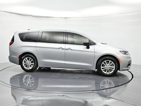 New 2026 Chrysler Pacifica Select image 5