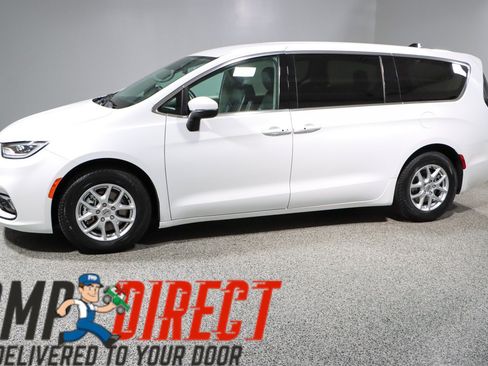 Used 2023 Chrysler Pacifica Touring-L FWD image 10