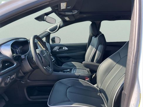 New 2026 Chrysler Pacifica Limited image 9