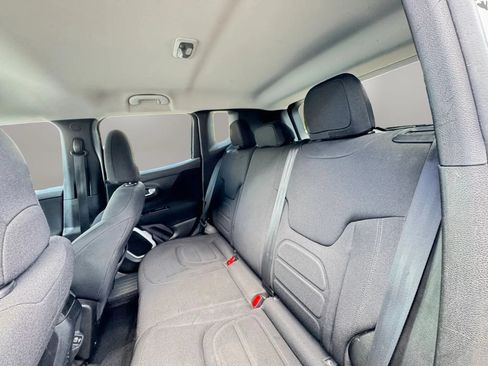 Used 2018 Jeep Renegade Latitude FWD image 11