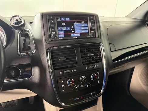 Used 2017 Dodge Grand Caravan SXT FWD image 14
