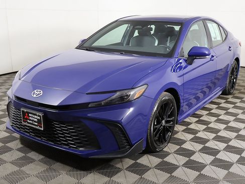 Used 2025 Toyota Camry SE image 6