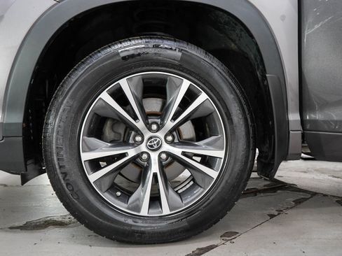 Used 2018 Toyota Highlander LE AWD/4WD image 28