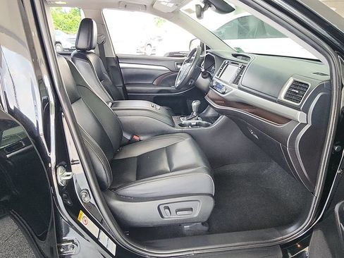 Used 2019 Toyota Highlander XLE AWD/4WD image 27