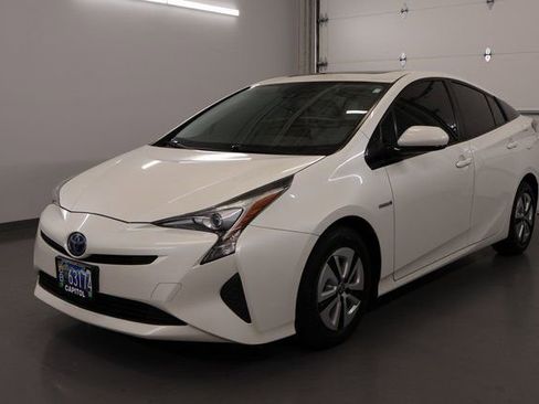 Used 2017 Toyota Prius Three w/ Advanced Technology Package FWD image 5